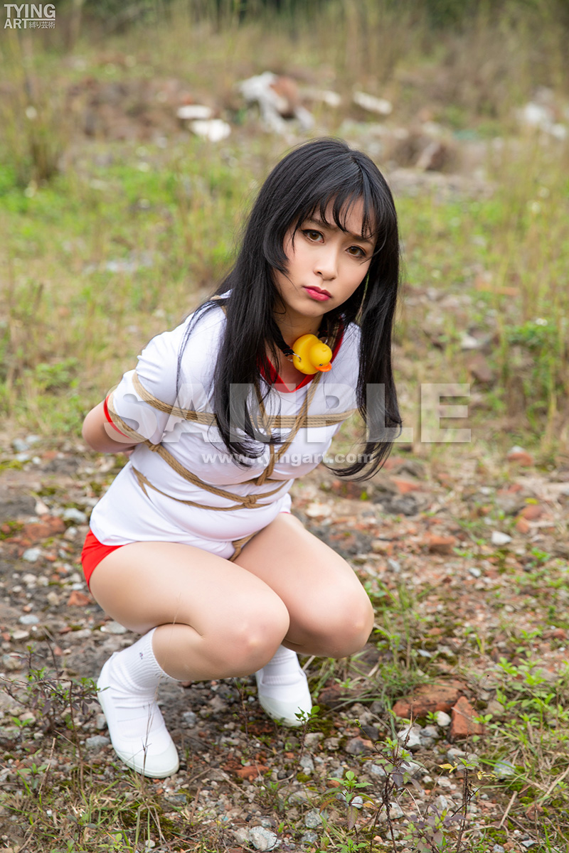屋外緊縛モデル 